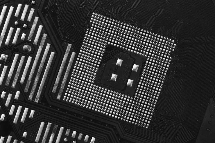 Foto vieja placa base negra de equipos informáticos que se centran en el fondo de la ranura de la cpu