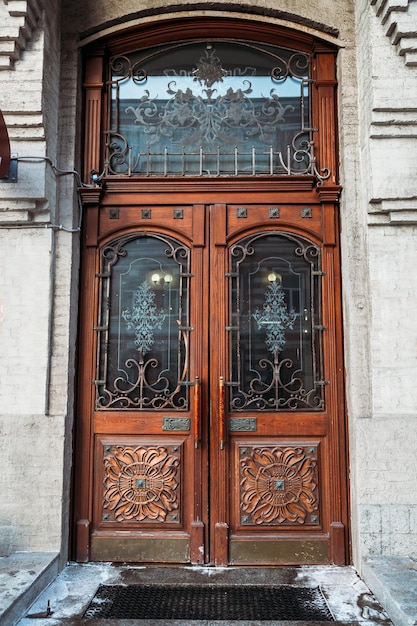 Vieja puerta cerrada de madera