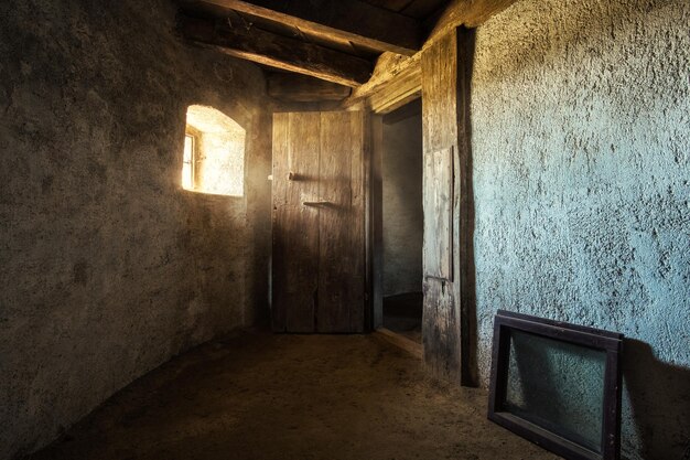 Vieja puerta en un edificio abandonado