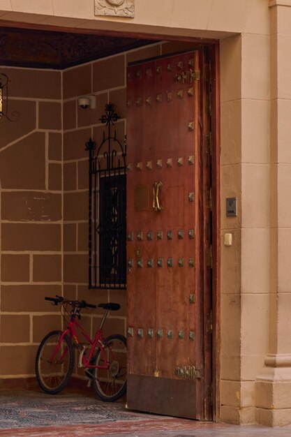 Foto vieja puerta en un edificio en málaga andalucía españa