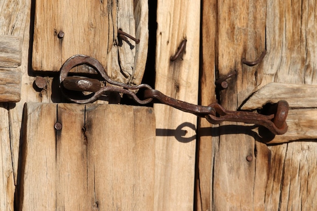 Vieja puerta de madera en el campo