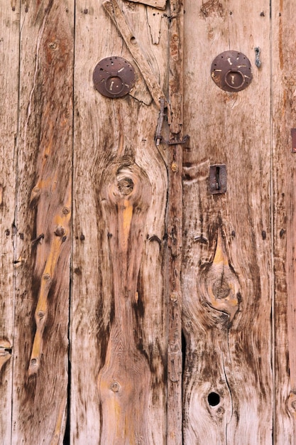 Vieja puerta de madera en el campo