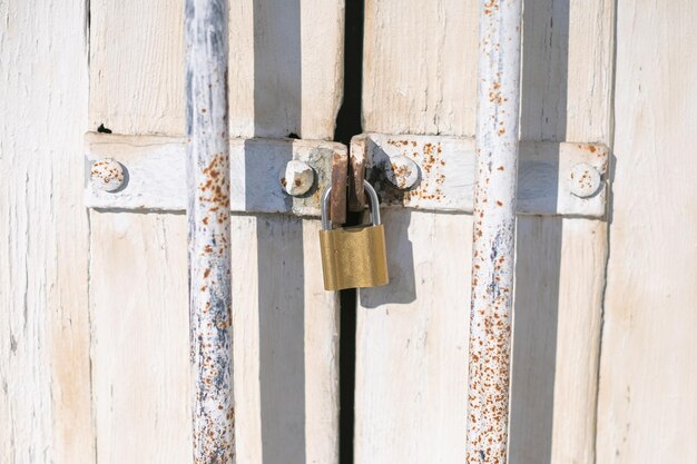 Foto vieja puerta de madera con candado