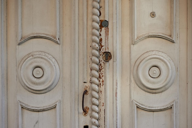 Vieja puerta de madera con un estilo handleRetro oxidado