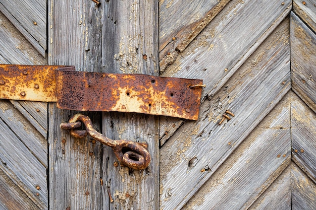 La vieja puerta de madera con fuerza oxidada