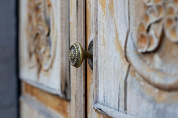 vieja puerta de madera de la iglesia cerca