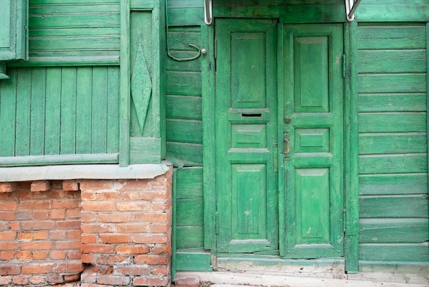 Vieja puerta de madera vintage típica