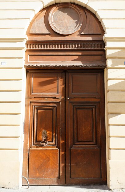 Vieja puerta ornamentada en el típico edificio de apartamentos antiguo de París