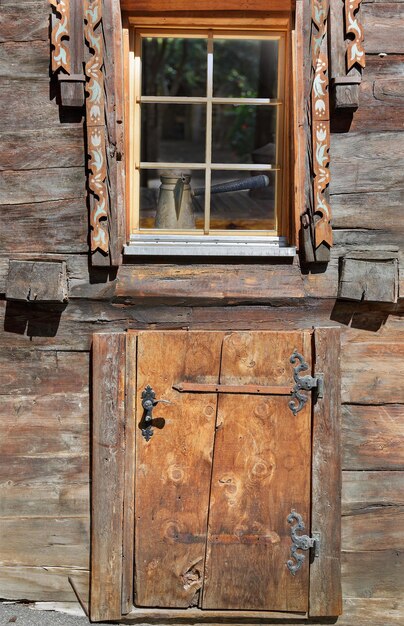 Vieja puerta y ventana de madera