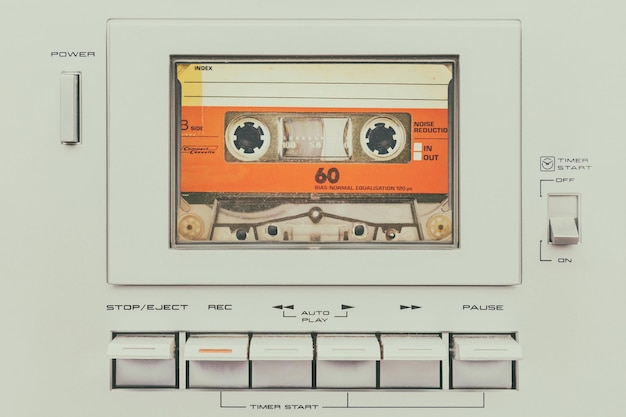 una vieja radio con el número 50 en ella