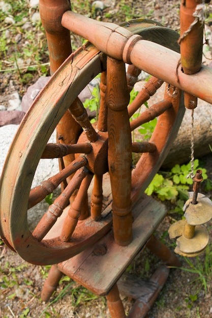 vieja rueca en el jardín en el sol de verano, vintage, artesanía