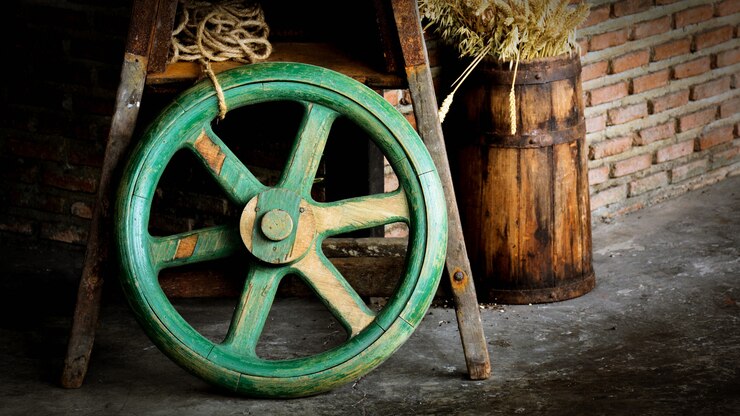 Foto vieja rueda de madera verde