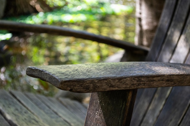 Vieja silla de madera rústica al aire libre en el bosque