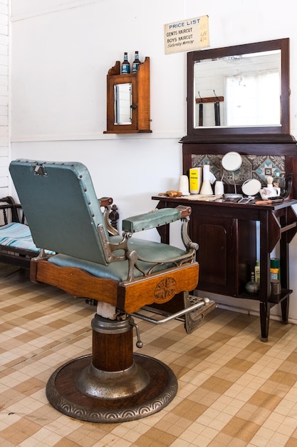 Foto vieja silla vacía en la barbería