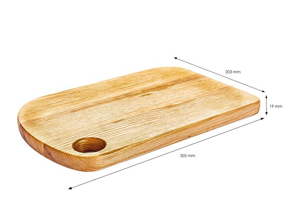 Vieja tabla de cortar de madera rectangular vacía y manchada aislada en blanco en una vista de ángulo bajo oblicua para la colocación de alimentos