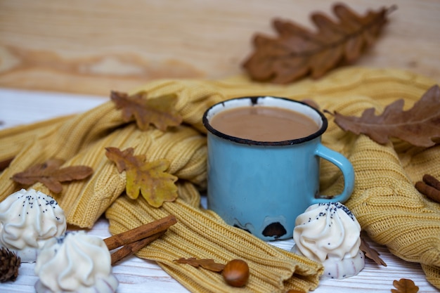 Vieja taza de café con tarta y adornos