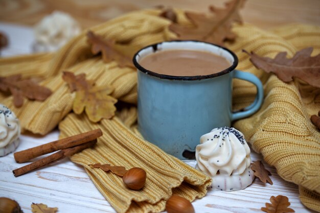 Vieja taza de café con tarta y adornos