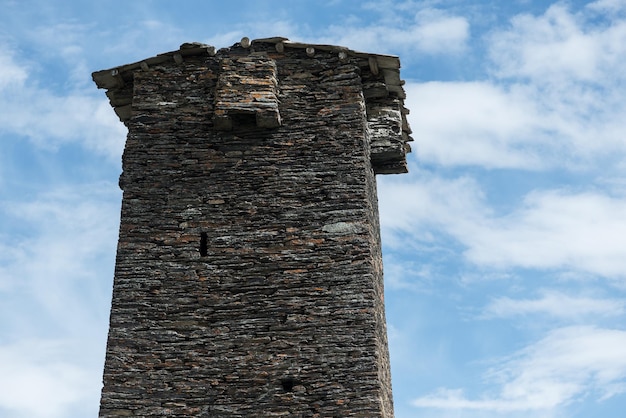 Vieja torre de piedra en la comunidad de Ushguli