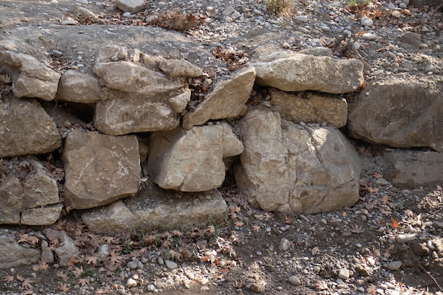 Una vieja valla de roca en las montañas