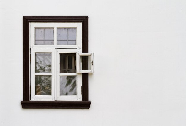 Vieja ventana en una casa de pueblo