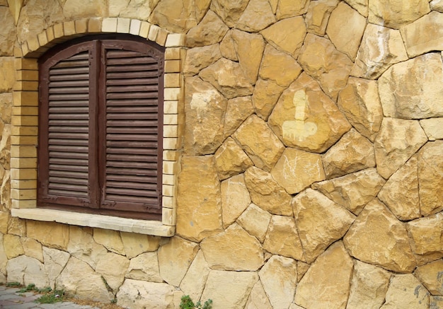 Vieja ventana de madera de la casa de pueblo histórica