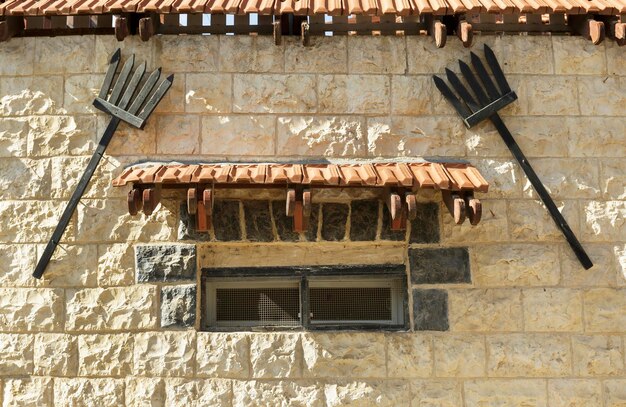 Vieja ventana de madera en un muro de piedra