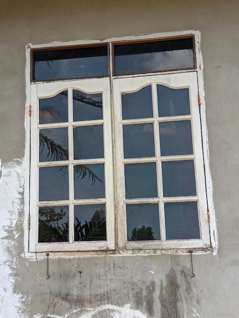 Una vieja ventana en la pared gris