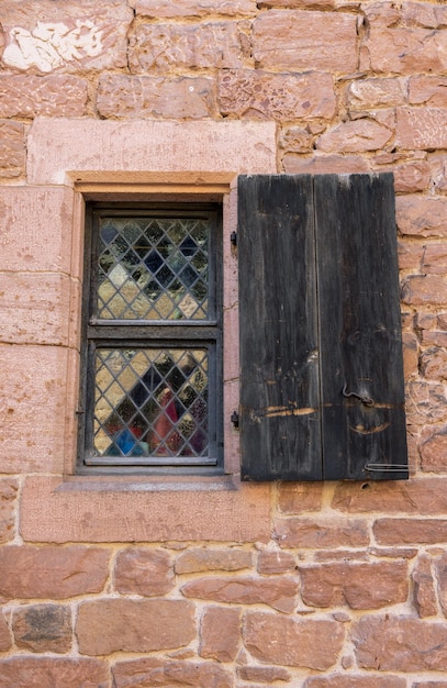 Vieja ventana con persianas