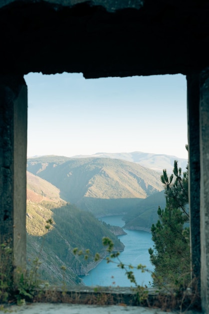 Vieja ventana con río en el fondo Copiar espacio