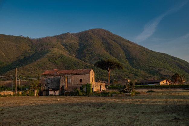 Una vieja villa en ruinas olvidada en las montañas del sur de Italia