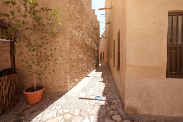 Viejas calles árabes tradicionales de Dubái en el distrito histórico de Al Fahidi Al Bastakiya Dubái, Emiratos Árabes Unidos Edificio patrimonial del museo de historia