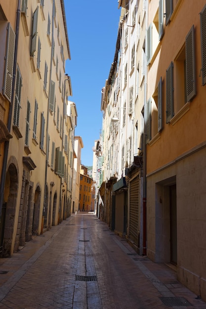 Viejas calles estrechas y edificios de apartamentos en Toulon Riviera Cote d'Azur