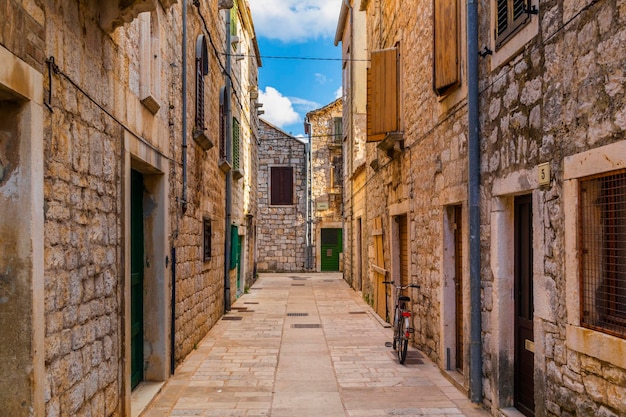 Viejas calles en Stari Grad una ciudad en la isla de Hvar Croacia