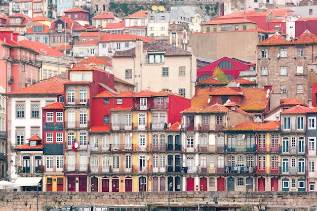 Viejas casas coloridas en Ribeira, Porto, Portugal