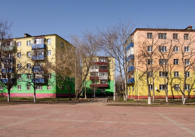 Viejas casas de ladrillo pintadas en colores brillantes en una soleada mañana de primavera región de Moscú Rusia