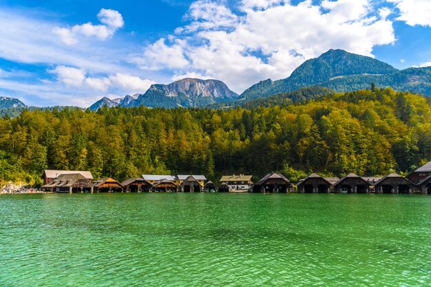 Viejas casas de madera en el lago Schoenau am Koenigssee Konigsee Parque Nacional Berchtesgaden Baviera Alemania