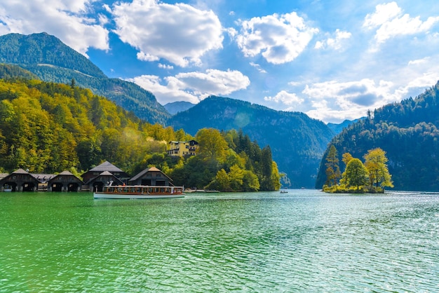 Viejas casas de madera en el lago Schoenau am Koenigssee Konigsee Parque Nacional Berchtesgaden Baviera Alemania