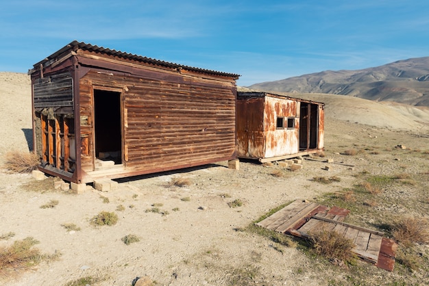 Viejas casas en ruinas abandonadas en las montañas