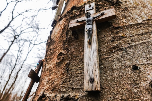 Viejas cruces de madera con jesús en un árbol