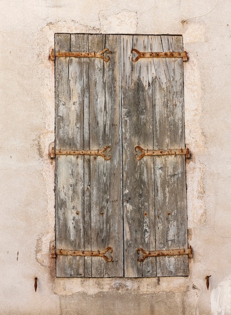 Las viejas y hermosas ventanas de madera.