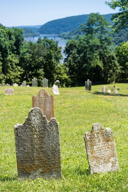 Viejas lápidas cubiertas de musgo en Harpers Ferry