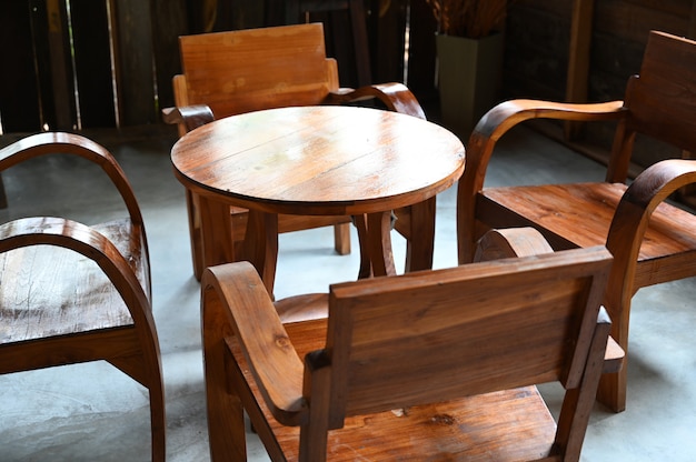 Viejas mesas y sillas de madera en la vieja casa