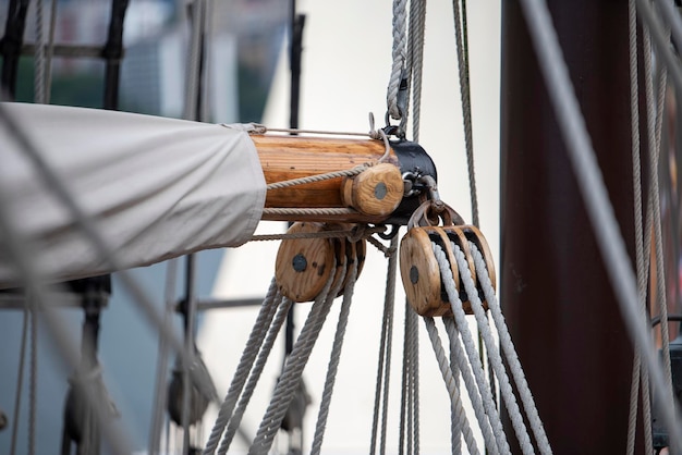 Viejas poleas de madera para barcos