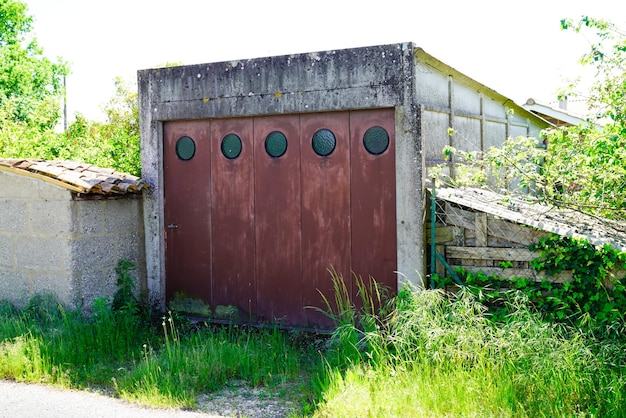Viejas puertas de garaje de metal oxidado cerradas