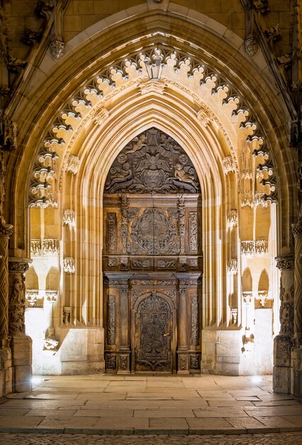 Viejas puertas de madera de la iglesia gótica