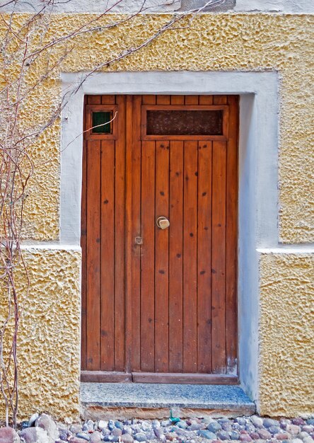 Viejas puertas marrones en una pared beige