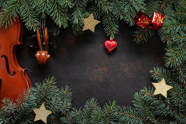 Viejas ramas de violín y abeto con decoración navideña.