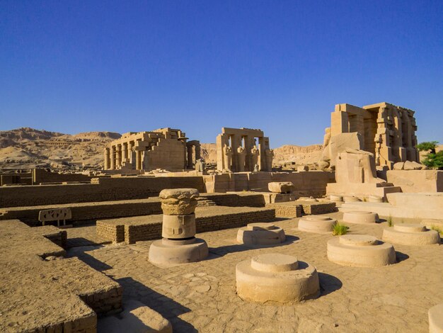 Viejas ruinas contra el cielo azul