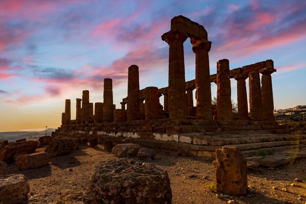 Viejas ruinas contra el cielo durante la puesta de sol