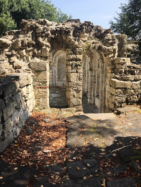 Viejas ruinas en un día soleado